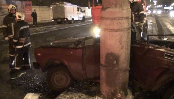 Водитель врезался в столб на Ленинградском шоссе. Видео с места ДТП