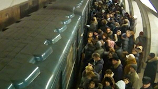 Москвичи штурмовали вагоны метро из-за сбоя в движении поездов