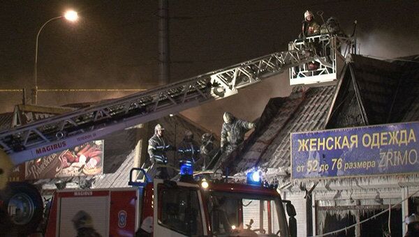 Торговые павильоны сгорели на юго-западе Москвы. Видео с места ЧП