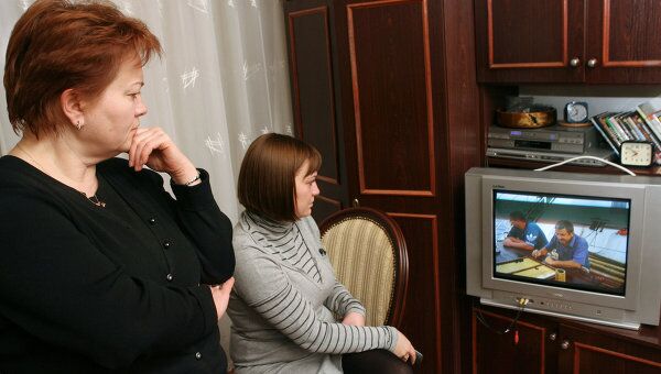 Семья смотрит телевизор