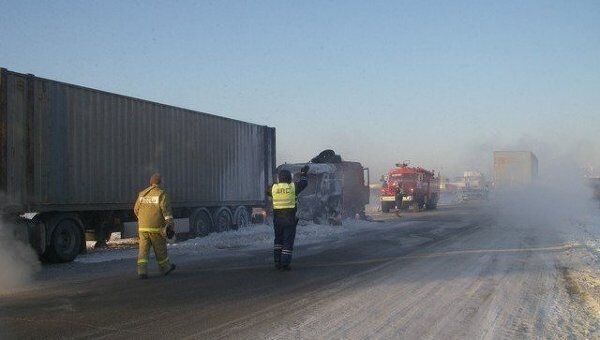 Микроавтобус столкнулся с грузовиком на трассе в Челябинской области