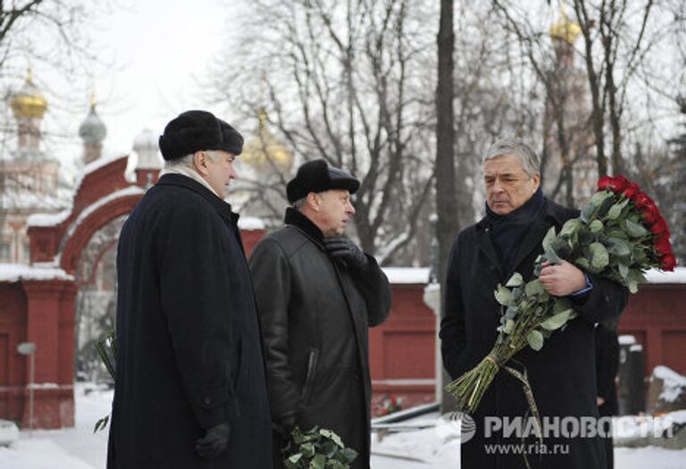 Возложение цветов и венков к могиле Б.Ельцина