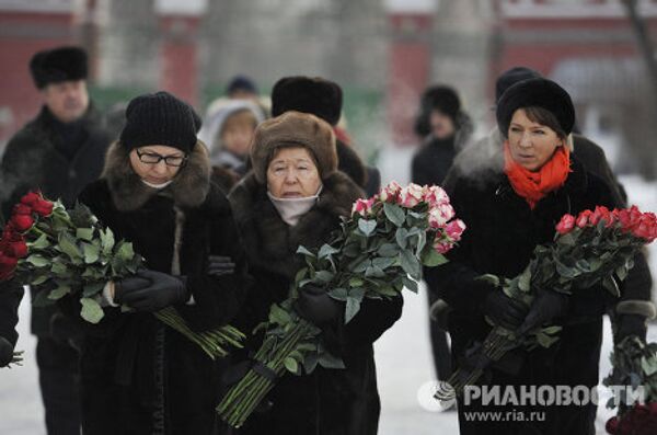 Возложение цветов и венков к могиле Б.Ельцина