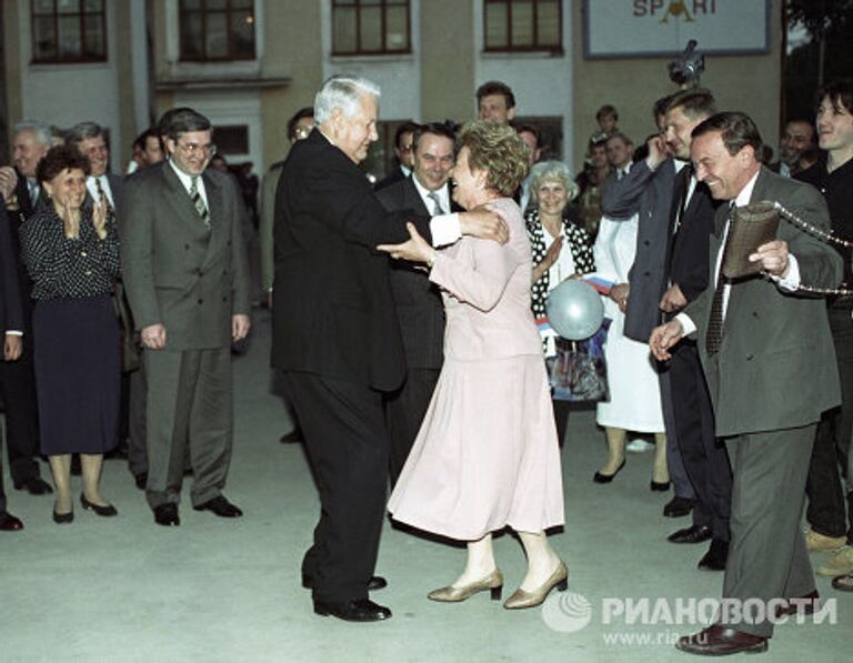Ельцин с супругой танцует на митинге-концерте