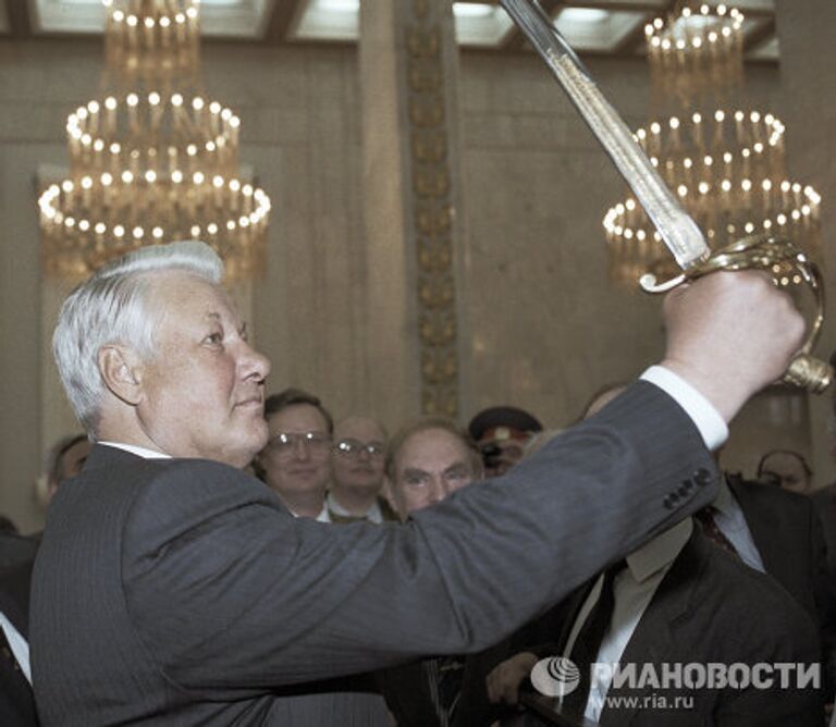 Ельцин с Мечом Победы в руках