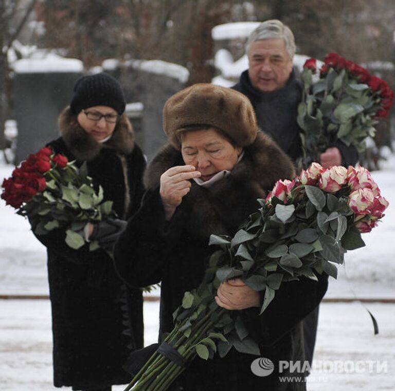 Возложение цветов и венков к могиле Б.Ельцина