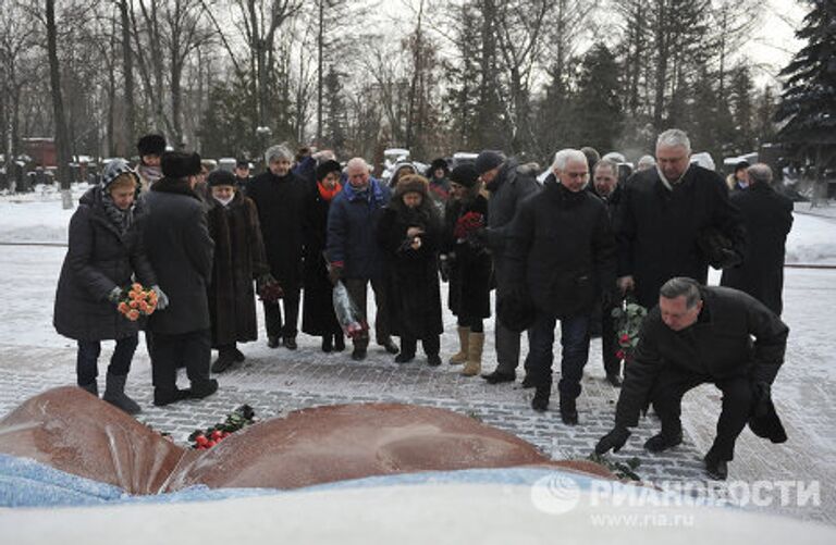 Возложение цветов и венков к могиле Б.Ельцина