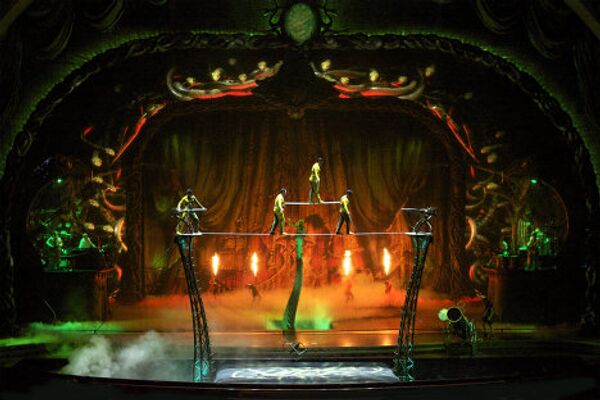 Женщина-змея Кундалини из шоу Zarkana от Cirque du Soleil 