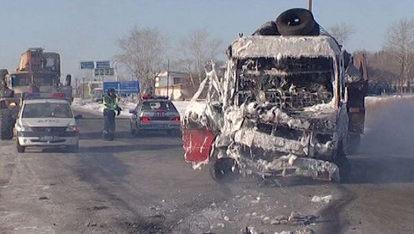 Микроавтобус выгорел дотла после столкновения с грузовиком