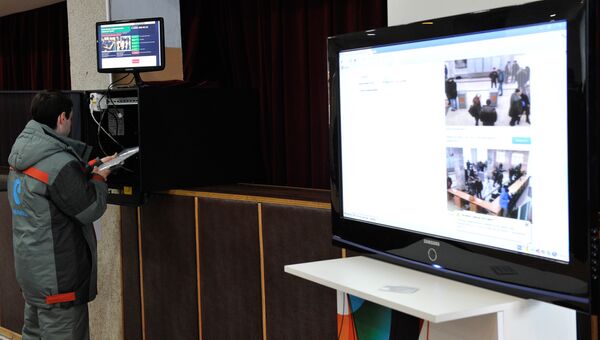 Установка веб-камер на избирательном участке. Архивное фото