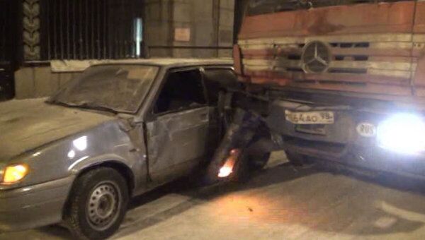 Фура и легковой автомобиль столкнулись на севере Москвы. Видео с места ЧП