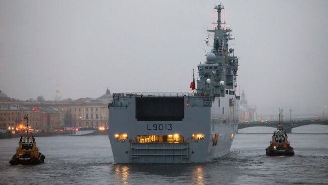 Французский военный корабль-вертолетоносец класса Мистраль в Санкт-Петербурге