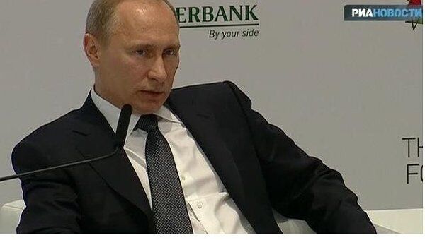 Стоп-кадр прямой трансляции выступления Владимира Путина на Форуме Россия 2012