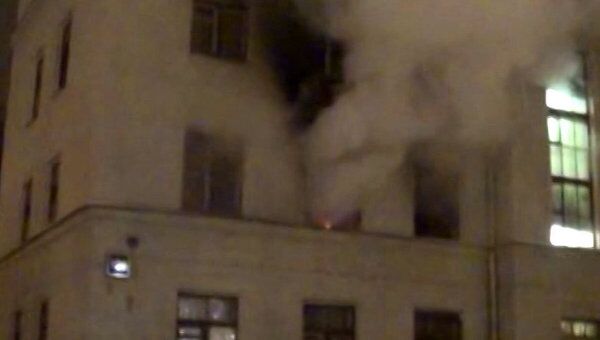 Людей эвакуировали из полыхающей коммуналки в Москве. Видео очевидца  