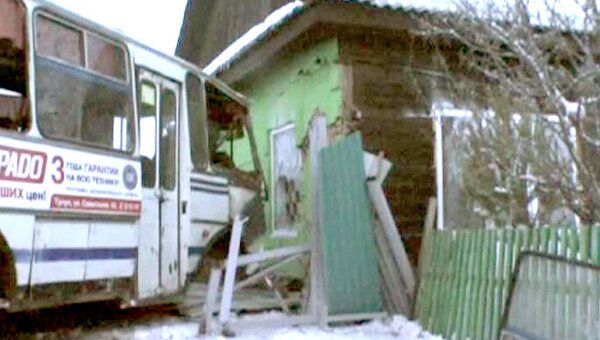 Пассажирский автобус врезался в жилой дом из-за замерзших тормозов
