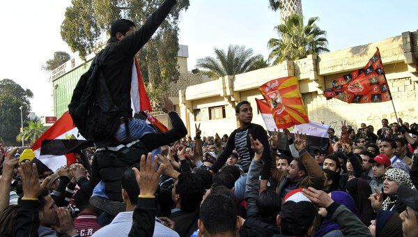 Тысячи египетских болельщиков собрались у офиса футбольного клуба Аль-Ахли 