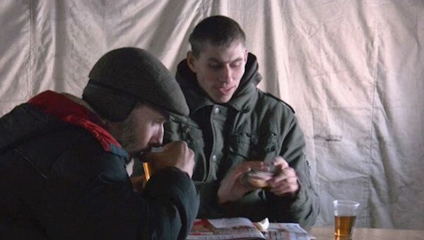 Сотрудники МЧС Украины поят бездомных горячим чаем
