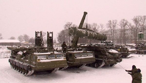 Солдаты учатся на морозе заряжать ЗРК С-300 за пять минут 