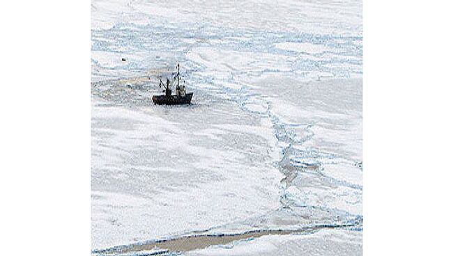 Корабль в Охотском море. Архив.