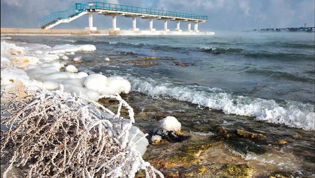 Дымка над морем: Морозы пришли в Крым