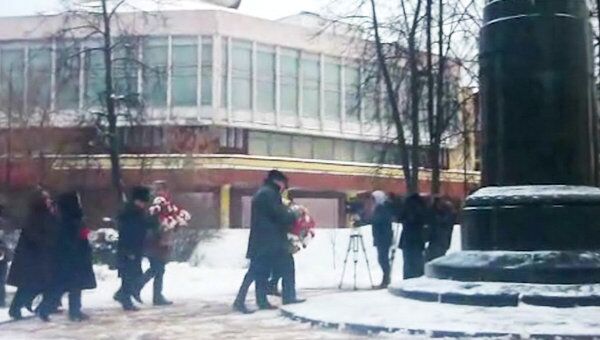 Дань памяти Фрунзе: ивановцы возложили цветы к памятнику революционеру