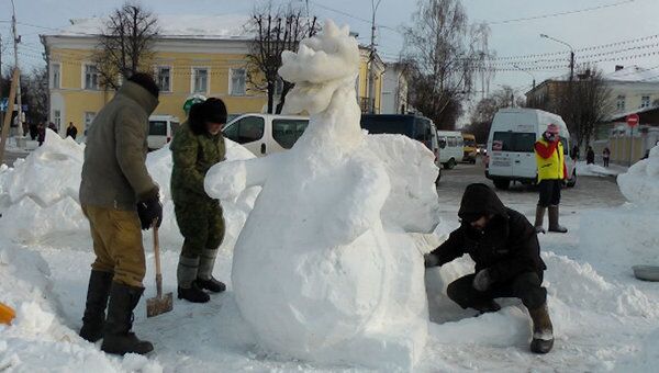 Скульпторы строят ледовый городок в Костроме в 20-градусный мороз