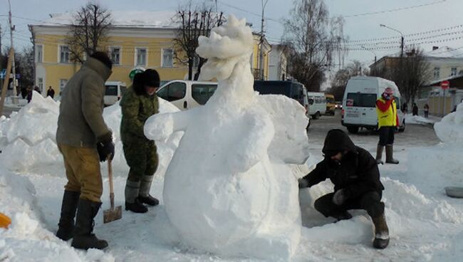 Скульпторы строят ледовый городок в Костроме в 20-градусный мороз