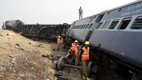 Пассажирский поезд врезался в грузовик переезде в районе города Гувахати, штат Асам, Индия