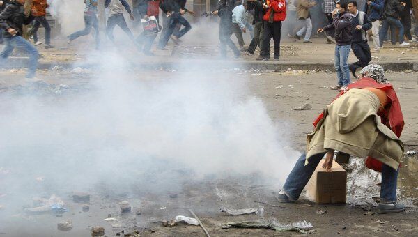 Столкновения демонстрантов с полицией у здания МВД в Каире возобновились