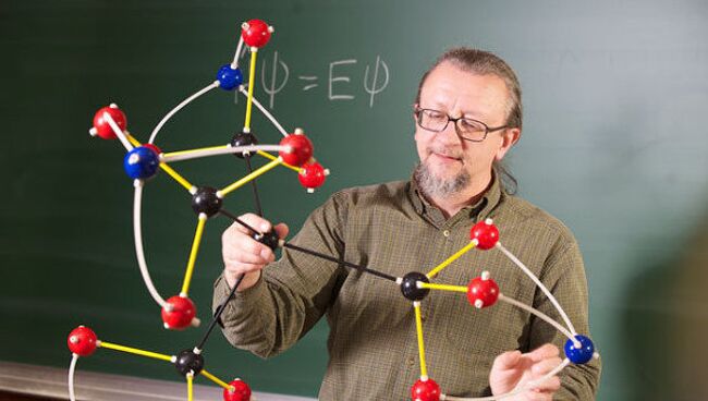 Профессор Боб Зеллнер с моделью молекулы, придуманной 10-летней школьницей Клэр Лейзен