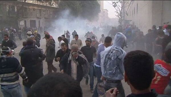 Манифестанты закидывают полицейских камнями в Египте
