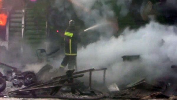 Частный дом полностью сгорел в Подмосковье, пожар тушили два часа. Видео очевидца.