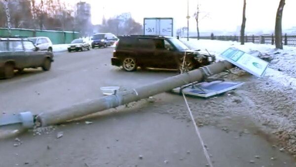 Мачта освещения упала на автомобиль на Нагатинской набережной в Москве