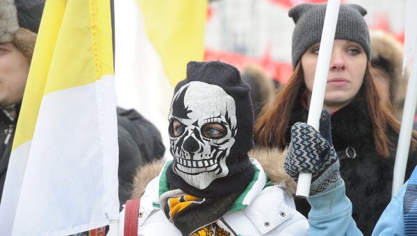 Участники шествия оппозиции За честные выборы на Калужской площади в Москве.