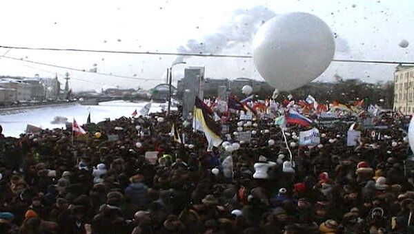 Сотни белых шаров поднялись в небо над Болотной площадью под песню Шевчука