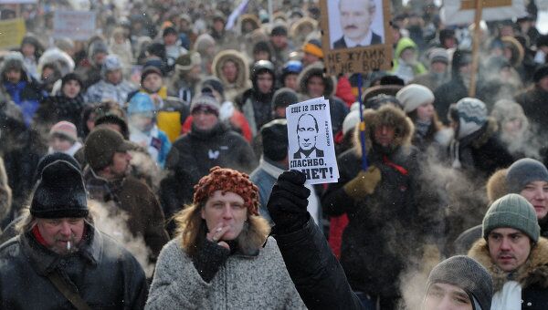 Участники шествия оппозиции За честные выборы в Москве