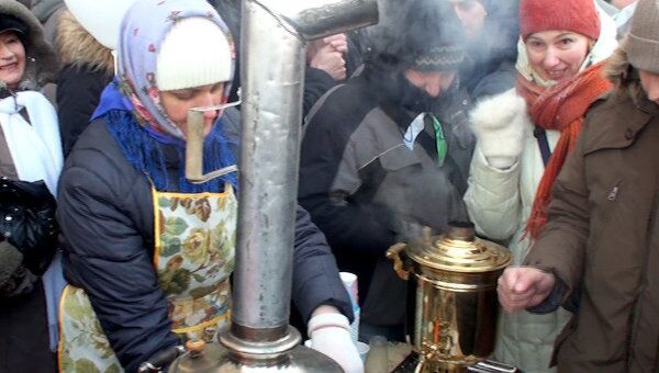 Митинг в Санкт-Петербурге: чай из самоваров и прыжки на морозе