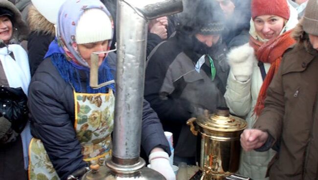 Митинг в Санкт-Петербурге: чай из самоваров и прыжки на морозе