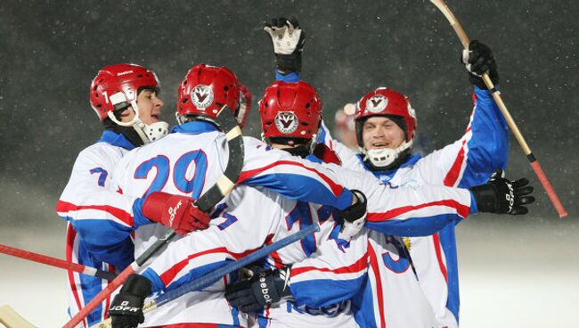 Хоккеисты сборной России по хоккею с мячом