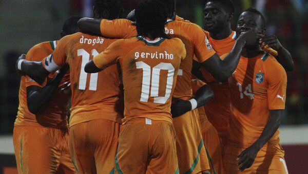 Сборная Кот-д'Ивуара празднует победу над футболистами Экваториальной Гвинеи в четвертьфинале КАН