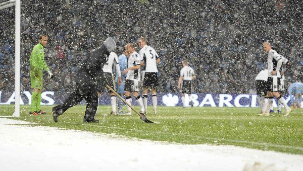 Игроки Манчестер Сити и Фулхэма ожидают расчистки снега