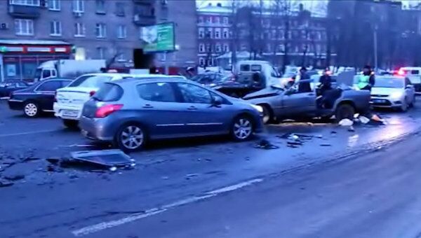 Семь автомобилей разбросало в ДТП на юге Москвы. Видео очевидца 