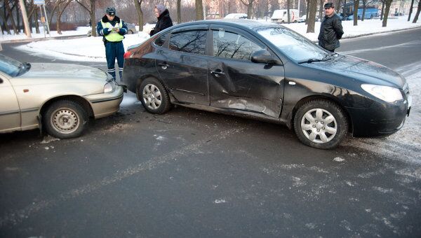Три автомобиля столкнулись на улице Петербурга из-за гололеда