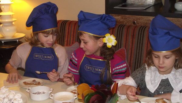 Дети раскрасили слонов и приготовили десерт в московском ресторане