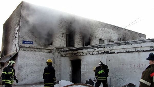 На севере Москвы горит склад. Видео очевидца