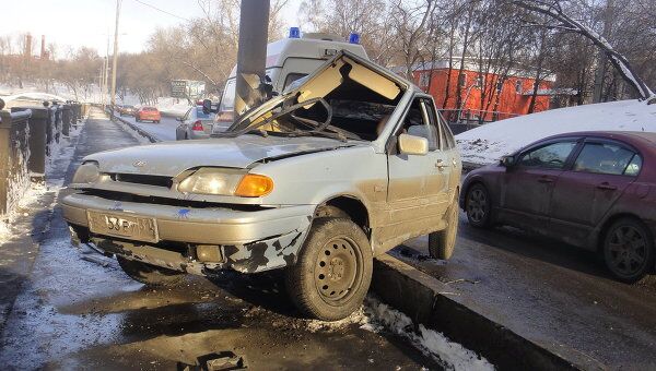 Водитель ВАЗа врезался в столб и бросил машину на юго-востоке Москвы