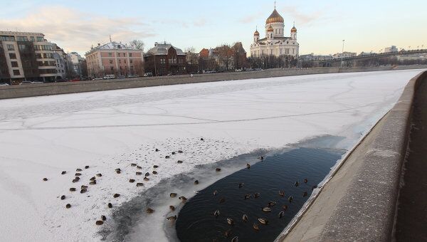 Лед на водоемах Москвы еще хрупок и очень опасен, предупреждает МЧС