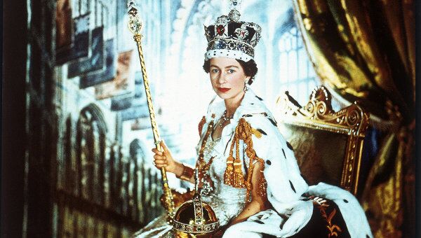Королева Елизавета II в день коронации 2 июня 1953 года. Фото с выставки Королевская фотография Сесила Битона