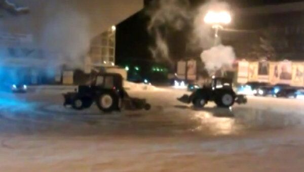 Коммунальщики на тракторах без ведома начальства устроили шоу на льду