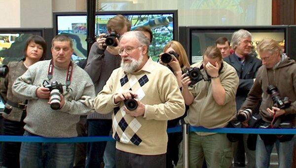 Чуров показал фотографам, как правильно снимать выборы